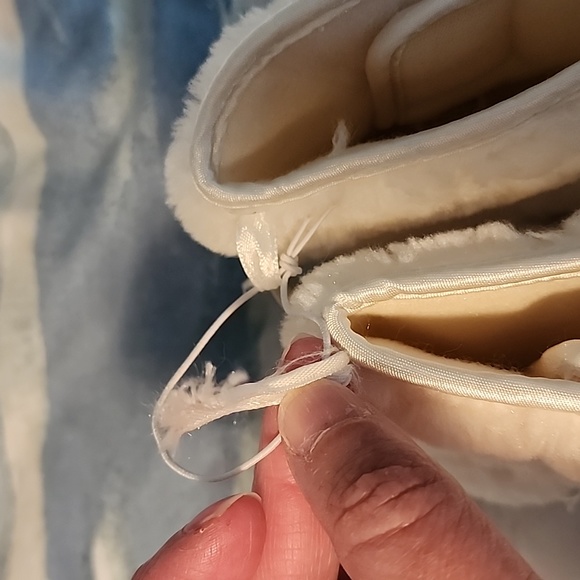 NWT! Slippers size 9/10 with velcro opening - Picture 7 of 8